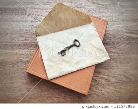 桌上的舊書、信件和鑰匙 111575999