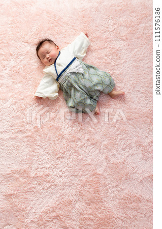 睡眠藝術：穿著和服的男嬰 111576186
