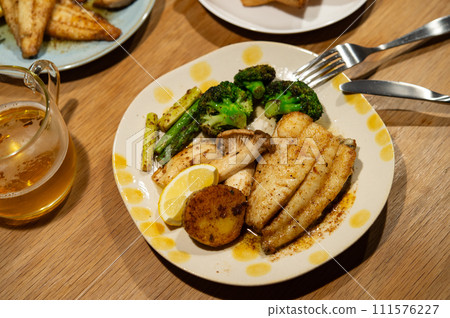 炒比目魚和蔬菜 111576227