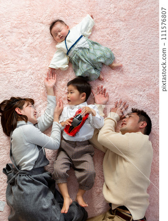 Sleeping art for a family of four - family photo Sleeping art for a family of four - family photo 111576807