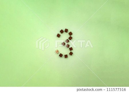 正面呈 3 字形排列的棕色塊,黃綠色背景,靈感來自新芽 正面呈 3 字形排列的棕色塊,黃綠色背景,靈感來自新芽 111577316