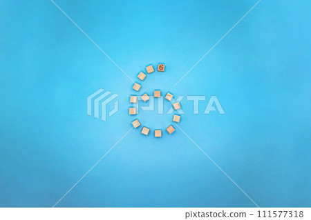 淺藍色背景,中央排列著6個形狀的塊,靈感來自於六月的雨季。 淺藍色背景,中央排列著6個形狀的塊,靈感來自於六月的雨季。 111577318