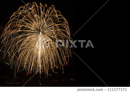 夏日夜空中美麗的煙火。煙火表演圖像。 111577371