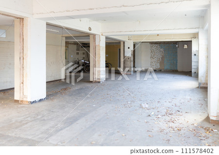 Vacant property in the building Store space Vacant store 111578402