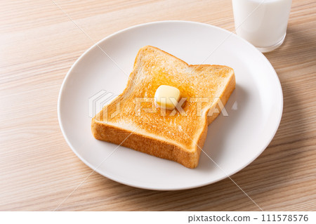 奶油吐司和牛奶 111578576