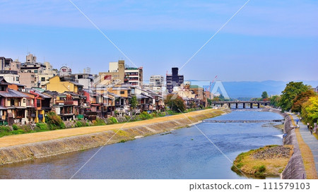 從京都市四條大橋看到的鴨川風景 111579103