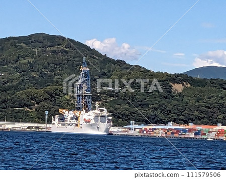 We took a cruise along the coast and found a digging boat. 111579506
