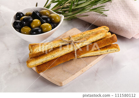 Crispy grissini italian bread heap Crispy grissini italian bread heap 111580112