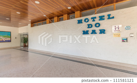 Panorama showing hotel entrance and door to lobby timelapse in the village of Sesimbra 111581121