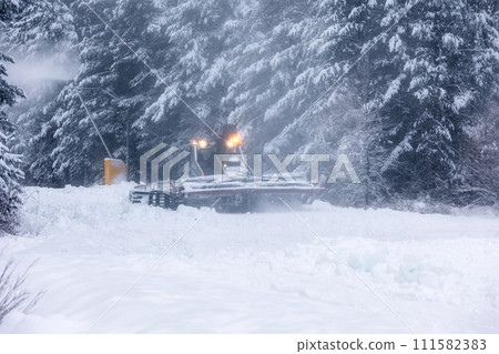 Snow groomer ratrack machine, ski slope 111582383