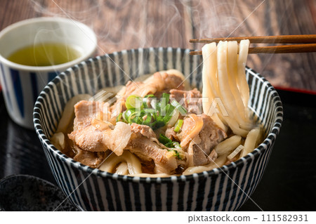 Hot meat udon with plenty of beef 111582931