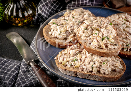 Sandwich with tuna paste and eggs. 111583939