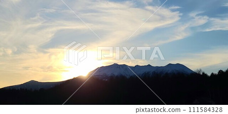 信州、落日天空和禦嶽山(禦嶽山)的雪 信州、落日天空和禦嶽山(禦嶽山)的雪 111584328