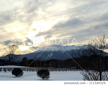 信州、落日天空和禦嶽山(禦嶽山)的雪 信州、落日天空和禦嶽山(禦嶽山)的雪 111584329