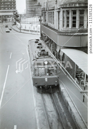 A Niigata Kotsu train parked in front of Hakusan Station, which was abolished 24 years ago (photo taken around 1989) 111585226