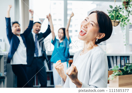 Business team happy to achieve their goals 111585377