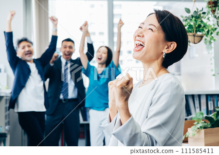 Business team happy to achieve their goals 111585411