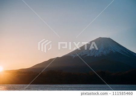 與富士山的第一次日出 與富士山的第一次日出 111585460