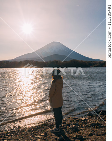 A girl greets the sunrise from the foot of Mt. Fuji 111585491