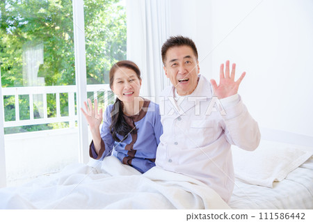 中年夫婦在床上放鬆 中年夫婦在床上放鬆 111586442