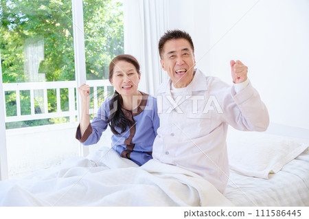 中年夫婦在床上打拳 中年夫婦在床上打拳 111586445