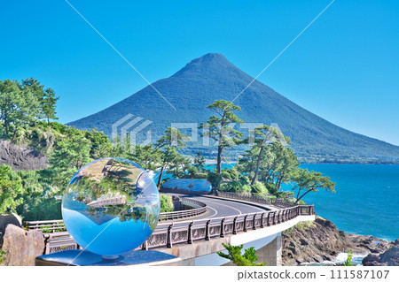 [Mt. Kaimondake (crystal ball) from Sedaira Natural Park] Eicho-gun, Minamikyushu City, Kagoshima Prefecture 111587107