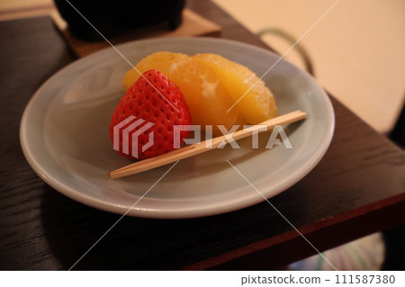 Scenery of strawberry and mandarin orange dessert plate 111587380