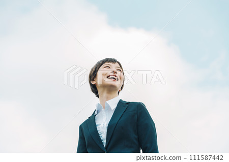 穿著招募服的年輕女子 111587442