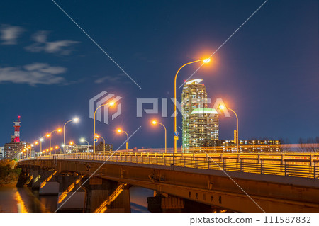「東京」橫跨荒川國道122號線的新荒川大橋夜景 111587832