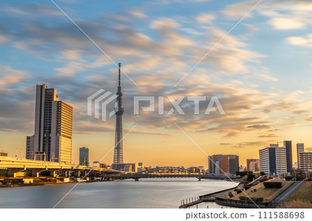 從東京潮入園區看日落時的東京晴空塔 111588698