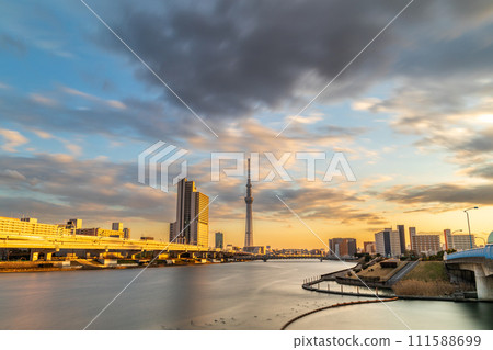 從東京潮入園區看日落時的東京晴空塔 從東京潮入園區看日落時的東京晴空塔 111588699
