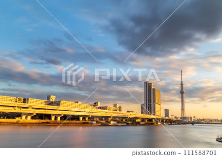 從東京潮入園區看日落時的東京晴空塔 從東京潮入園區看日落時的東京晴空塔 111588701