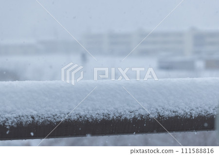 欄桿上堆滿了雪 111588816