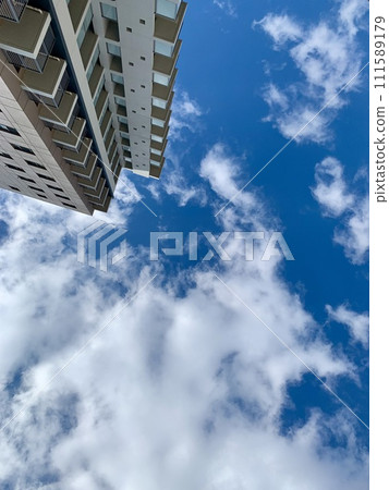 在藍天升起的豪宅 111589179