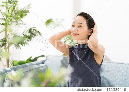 一位女士護理頭髮的照片 一位女士護理頭髮的照片 111589448