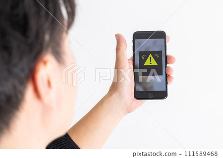 一名男子正在查看緊急新聞 111589468