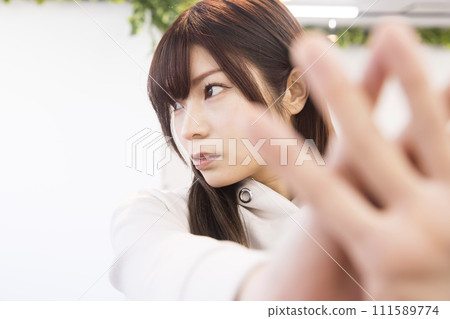 在舞蹈室跳舞的年輕女子 在舞蹈室跳舞的年輕女子 111589774