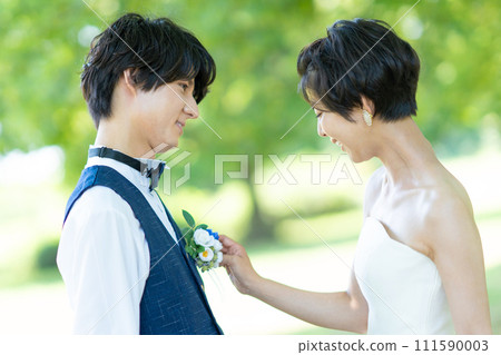 Bride and groom staring at each other 111590003