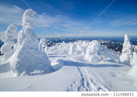 秋田縣森吉山的清澈冬季景色和遠處的男鹿半島 111590015