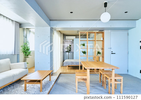 房屋的內部和室內房地產,擁有簡單、時尚和開放的房間,家具擺放整齊,窗戶發出明亮的光線 房屋的內部和室內房地產,擁有簡單、時尚和開放的房間,家具擺放整齊,窗戶發出明亮的光線 111590127