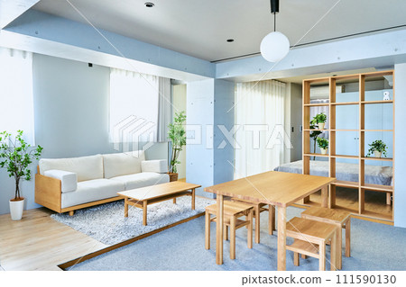 類似樣品屋的房間,開放式的佈置和簡約時尚的家具,房屋內部無人居住。 類似樣品屋的房間,開放式的佈置和簡約時尚的家具,房屋內部無人居住。 111590130