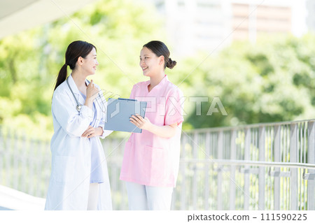 Medical staff working women nurses 111590225