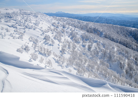 秋田縣森吉山、舒卡布里和遙遠的秋田駒岳的壯麗冬季景色 秋田縣森吉山、舒卡布里和遙遠的秋田駒岳的壯麗冬季景色 111590418