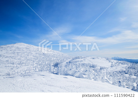 秋田縣森吉山、山頂和遙遠的秋田駒岳的壯麗冬季景色 秋田縣森吉山、山頂和遙遠的秋田駒岳的壯麗冬季景色 111590422