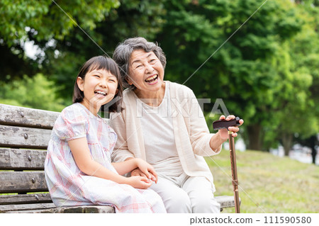 senior woman and girl 111590580
