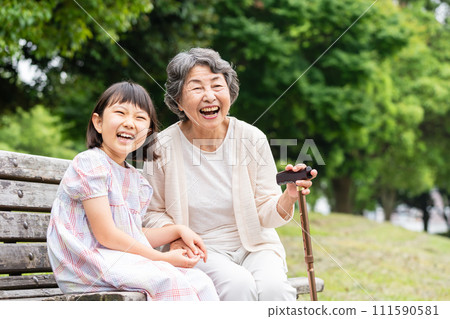 高級婦女和女孩 111590581