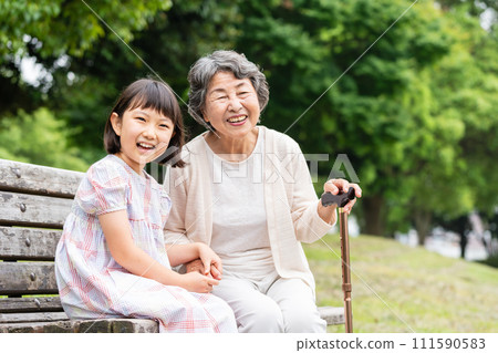 senior woman and girl 111590583