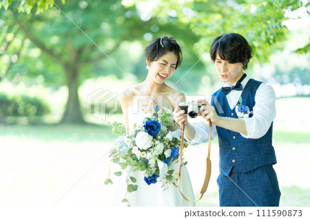 新娘和新郎拍照 111590873