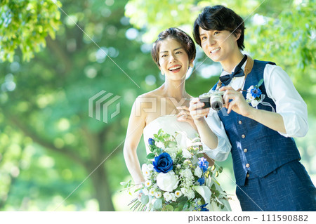 新娘和新郎拍照 111590882