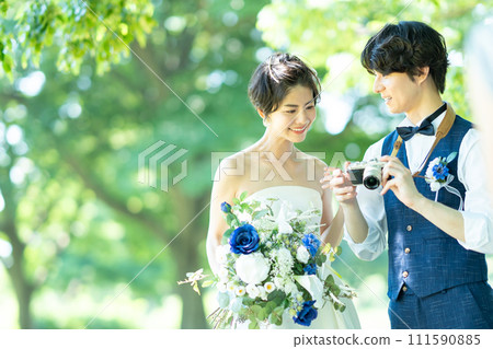 新娘和新郎拍照 111590885